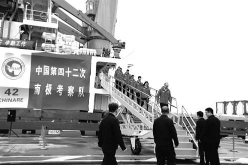 4月9日,中国第42次南极考察队队员走下“雪龙”号。新华社发